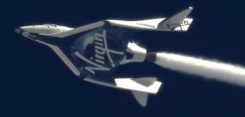 SpaceShipTwo i full fart mot första raketdrivna flygningen