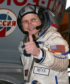 Charles Simonyi börjar sin rymdträning för sin returresa till ISS