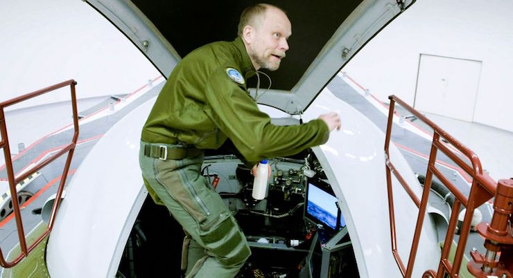 Kristian Luuk sätter sig i en jättelik centrifug