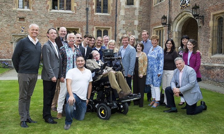 Stephen Hawking avtäcker den andra SpaceShipTwo i februari