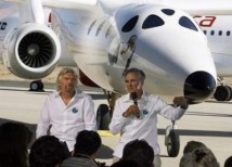 Richard Branson och Burt Rutan visar upp WhiteKnightTwo (Eve) Richard Branson och Burt Rutan visar upp WhiteKnightTwo (Eve)