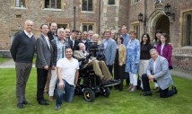 Stephen Hawking avtäcker den andra SpaceShipTwo i februari