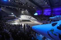 Richard Branson presenterar Virgin Galactics nya rymdskepp VSS Unity