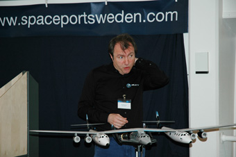 Will Whitehorn vid Esrange bakom en modell på WhiteKnightTwo och SpaceShipTwo