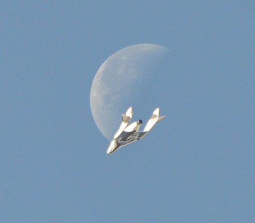 Kommer SpaceShipTwo göra sin första flygning med raketmotorn på denna månad?